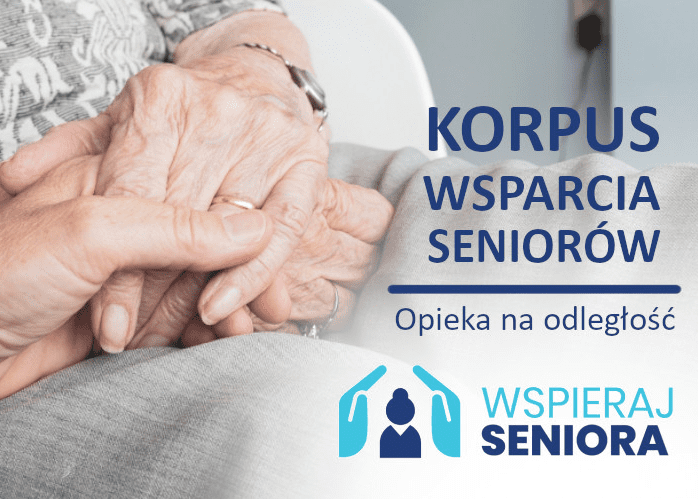 Dłoń opiekuna trzymająca dłoń osoby starszej.